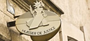 Visite d'un huissier de justice, que faire ?