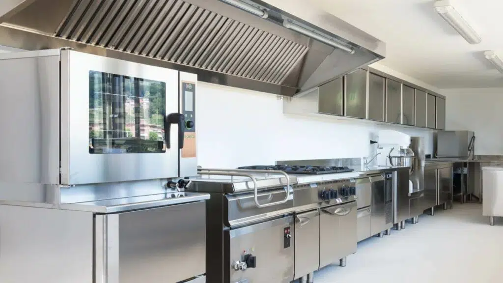 Les lambris PVC pour rénover murs et plafonds de la cuisine de votre restaurant