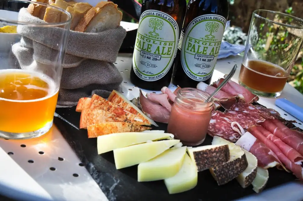 Planches et boissons alcoolisées, exploitation d'une petite licence restaurant