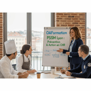 Audrey Palma (OAFormation) forme des professionnels CHR et sécurité aux PSSM à Lyon, avec vue sur la ville. Un chef cuisinier, une serveuse et un agent de sécurité sont en formation Premiers Secours en Santé Mentale.