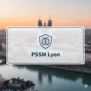 Logo PSSM Lyon sur fond flou de la ville de Lyon au coucher du soleil, avec la Basilique de Fourvière en arrière-plan